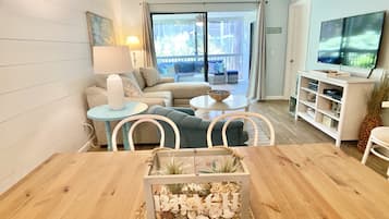 智能電視、DVD 播放機、書籍、影像庫