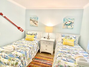 2 bedrooms, iron/ironing board, free WiFi, bed sheets - Walk to the beach ~ Relaxing Enclosed Porch ~ Close to Coligny ~ 3 onsite pools (Hilton Head Island)