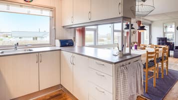 Fridge, oven, stovetop, coffee/tea maker