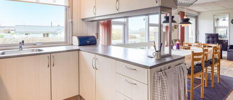Fridge, oven, stovetop, coffee/tea maker