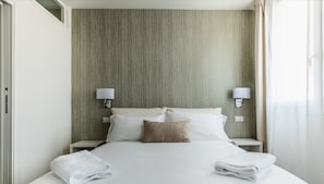 Kamar Double Klasik | Seprai premium, selimut bulu angsa, bantalan ekstra lembut, dan minibar