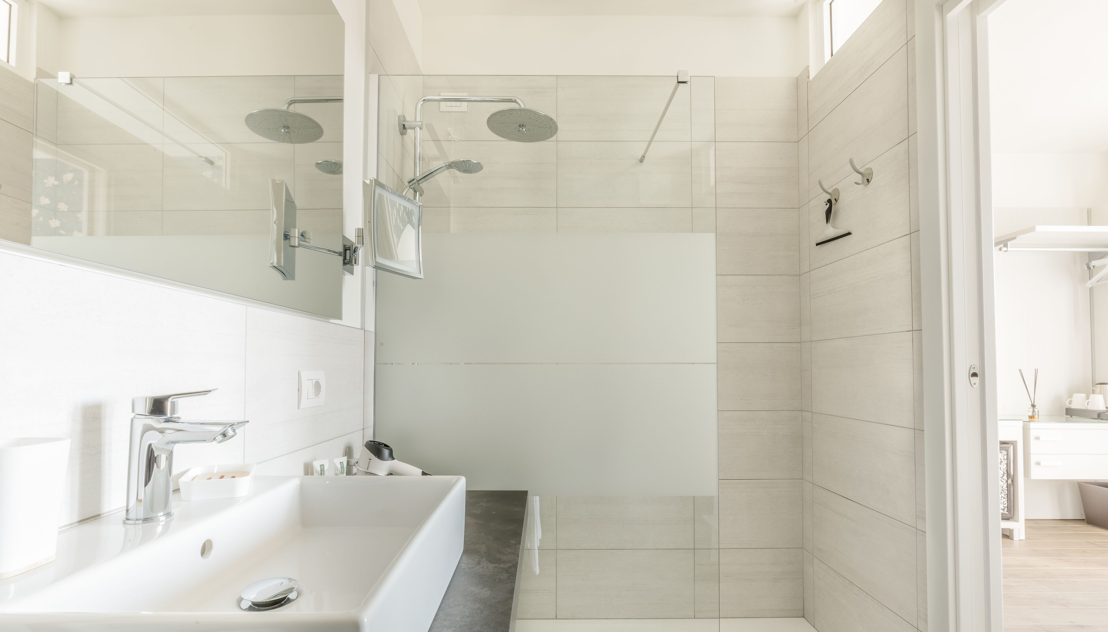 Dusche, Regendusche, Haartrockner, Bademäntel
