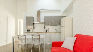 Apartemen, balkon | Area keluarga | Smart TV 40-inci dengan saluran TV digital dan TV