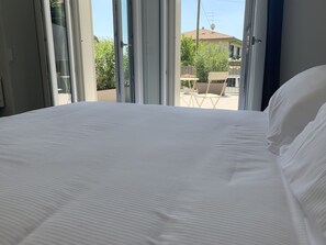 Habitación doble Confort, Terraza | Ropa de cama de alta calidad, edredón, camas con pillow-top y minibar