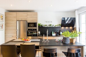 Microwave, dishwasher, coffee/tea maker, cookware/dishes/utensils