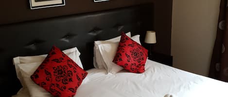 Luxury Room, 1 Queen Bed (2) | Minibar, in-room safe, desk, laptop workspace