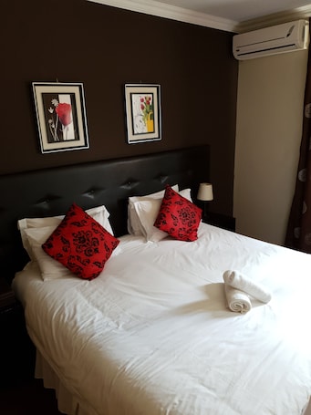 Luxury Room, 1 Queen Bed (2) | Minibar, in-room safe, desk, laptop workspace