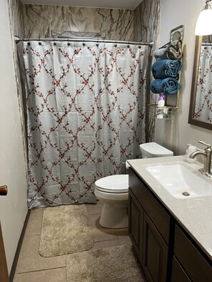 Shower - The Guest Cottage at the Yellow Rose Inn (Nazareth)