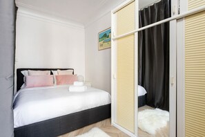 1 chambre, bureau, fer et planche à repasser, lit parapluie