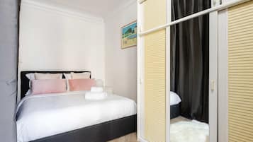 1 habitación, escritorio, tabla de planchar con plancha y cuna de viaje