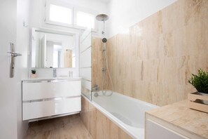 Baignoire, sèche-cheveux, serviettes fournies