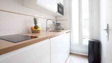 Een koelkast, een microgolfoven, een oven, een kookplaat