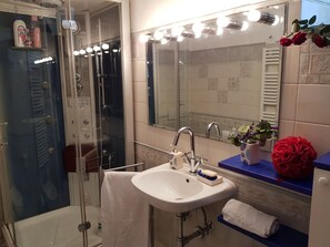 Shower, hair dryer, bidet, towels - Villa with jetty on Magra river (Ameglia, La Spezia - Liguria)