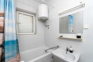 Lägenhet (One Bedroom Apartment with Balcony) | Badrum | Dusch, hårtork och handdukar