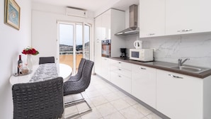 아파트 (One Bedroom Apartment with Balcony) | 전용 주방 | 냉장고, 전자레인지, 전기 주전자