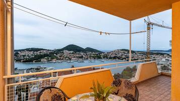 Apartamento (One Bedroom Apartment with Balcony) | Sacada