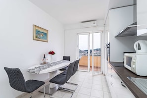 Apartamento (One Bedroom Apartment with Balcony) | Cozinha privada | Geladeira, micro-ondas, chaleira elétrica