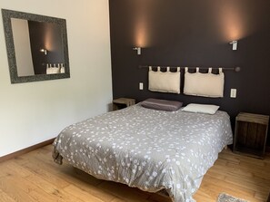 4 bedrooms, iron/ironing board, WiFi, bed sheets