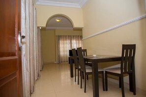 Appartement Standard, 3 chambres | Restauration dans la chambre