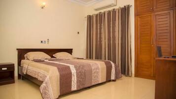 3 bedrooms, desk, iron/ironing board, bed sheets