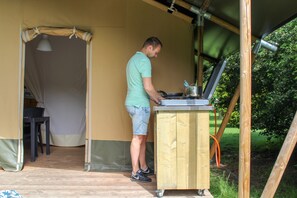 Barraca (Safari tent 6 persons ) | Cozinha americana privada | Cooktop, talheres/pratos/utensílios de cozinha