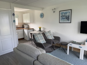 Comfort Chalet, Private Bathroom, Courtyard View | Lounge