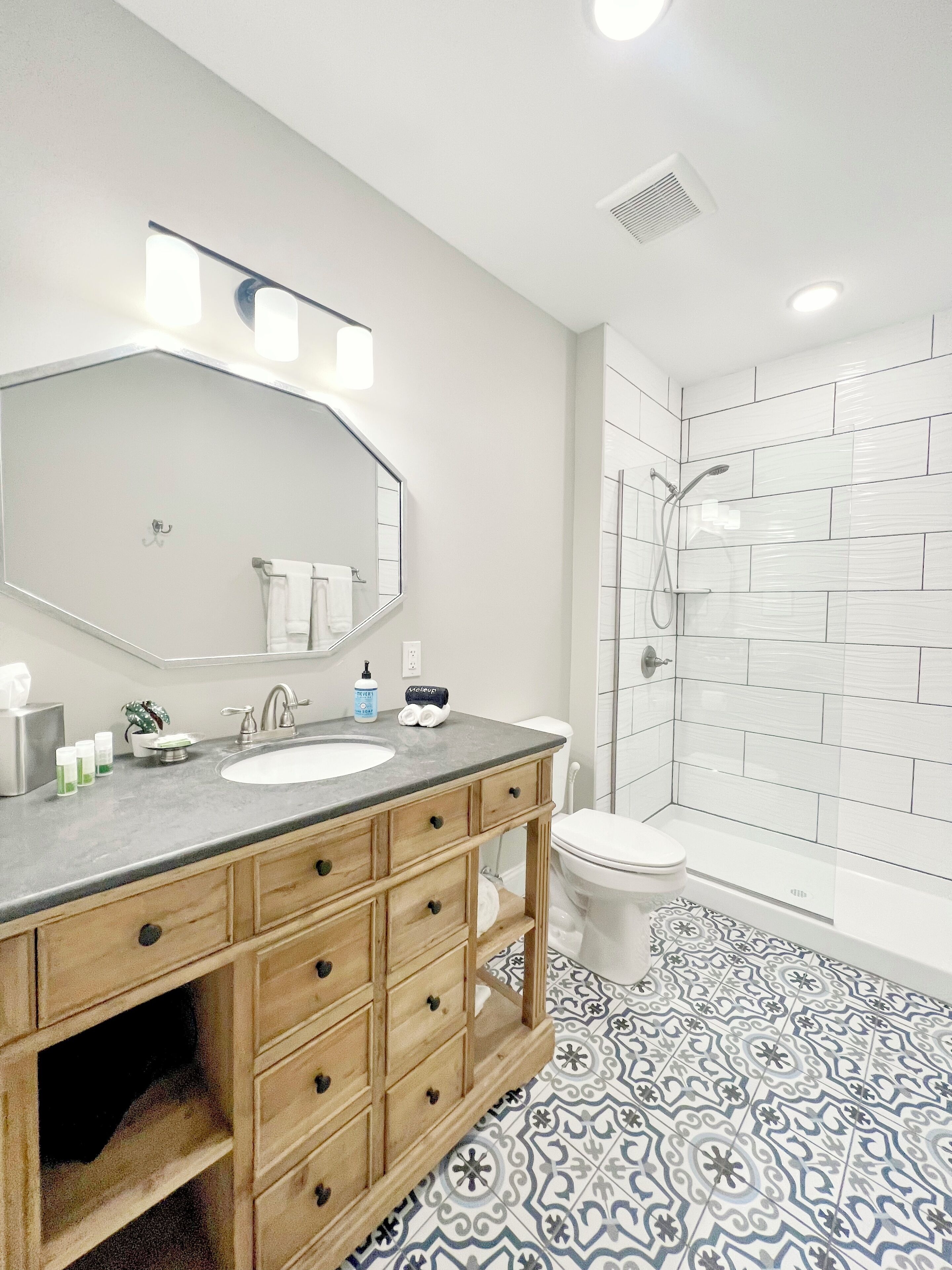 Loft 1 | Bathroom | Shower, free toiletries, towels