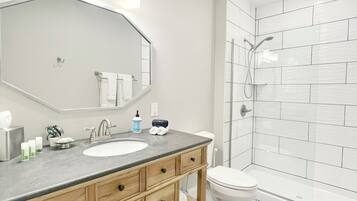 Studio-suite | Badeværelse | Bruser, gratis toiletartikler, håndklæder