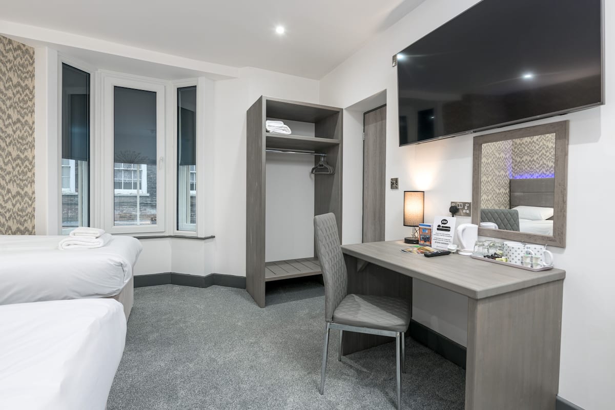 design triple room, ensuite, city view