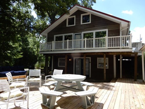 Lake house in Pirate's Cove Pet friendly with large outdoor entertainment area