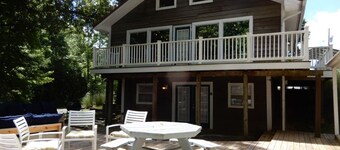 Lake house in Pirate's Cove Pet friendly with large outdoor entertainment area