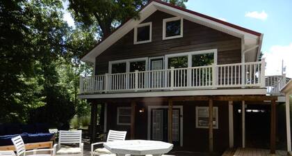 Lake house in Pirate's Cove Pet friendly with large outdoor entertainment area