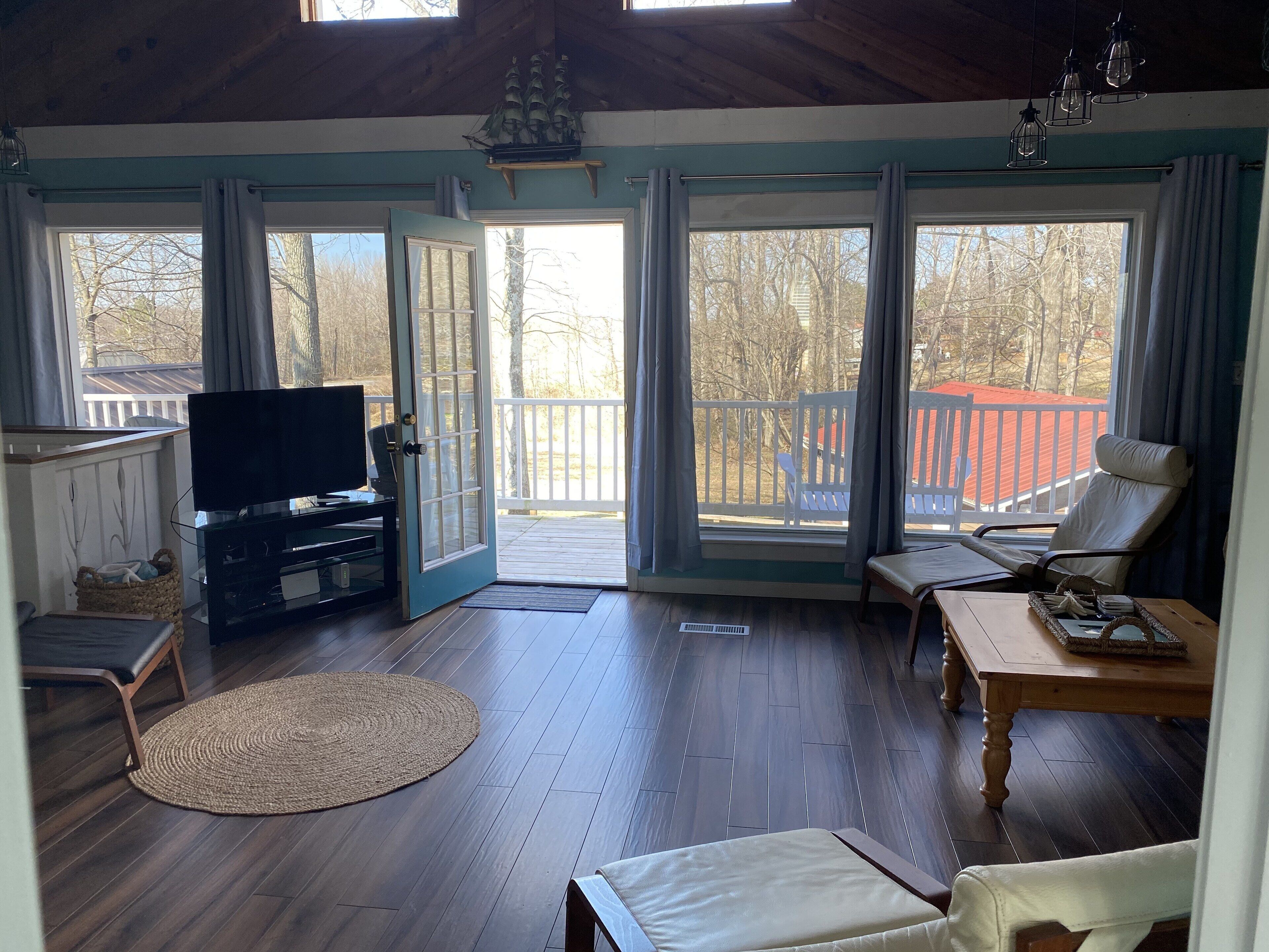 Smart-TV, peis, DVD-spiller og bøker