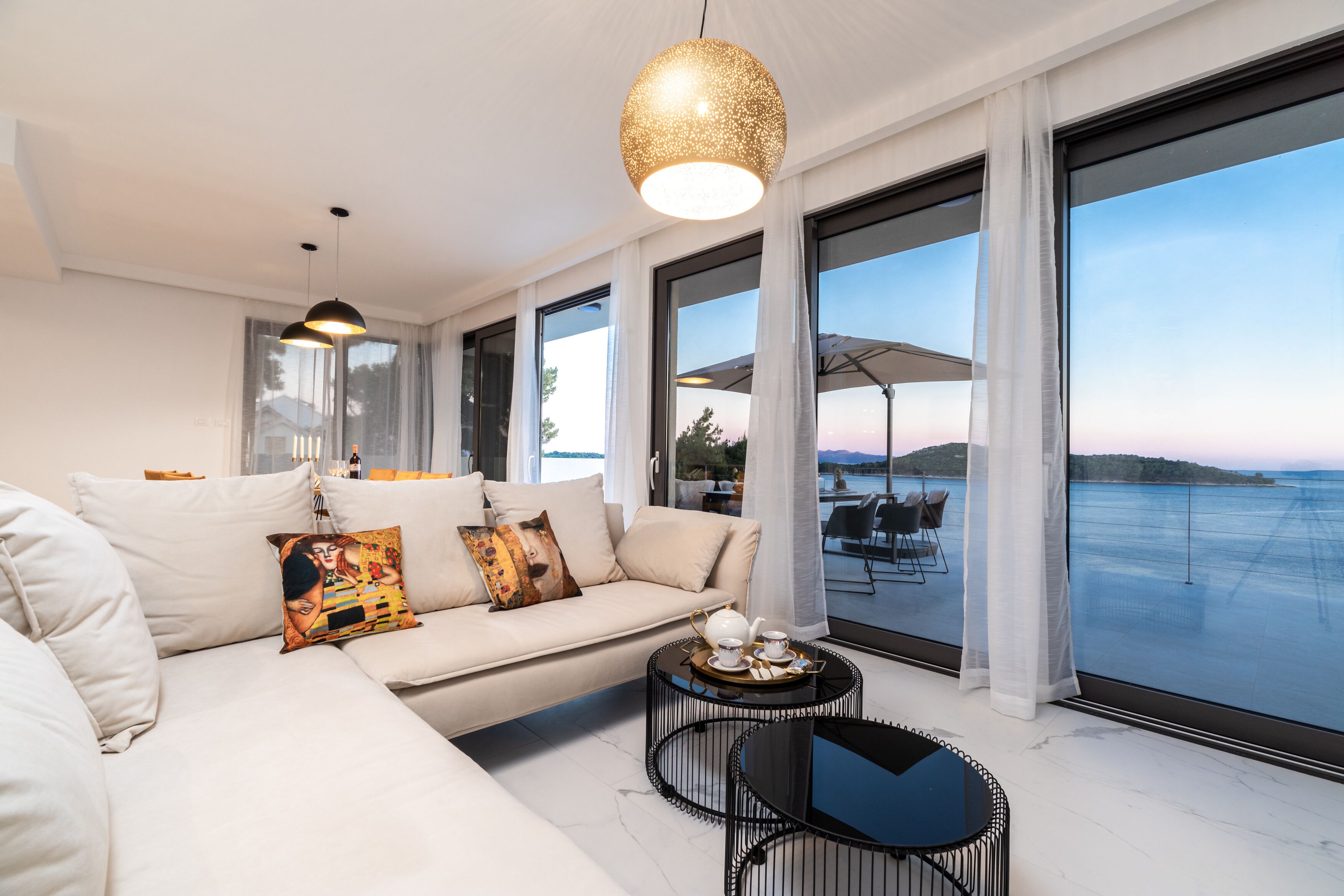 Villa (Three Bedroom Villa with Pool) | Oppholdsrom | En 25-tommers Flatskjerm-TV med Parabol-TV samt TV