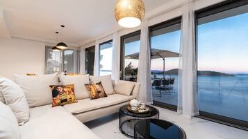 Villa (Three Bedroom Villa with Pool) | Oppholdsrom | En 25-tommers Flatskjerm-TV med Parabol-TV samt TV
