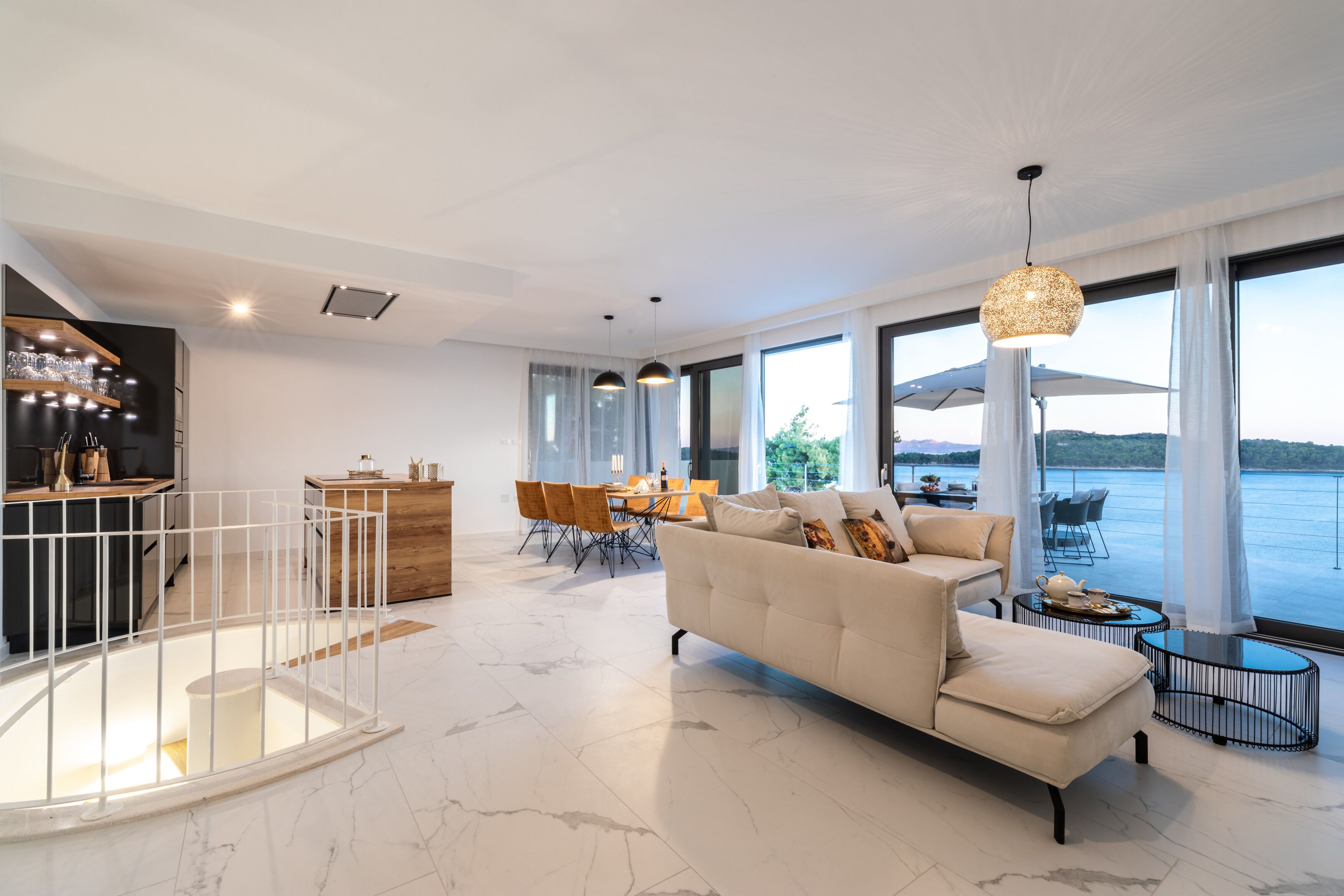 Villa (Three Bedroom Villa with Pool) | Oppholdsrom | En 25-tommers Flatskjerm-TV med Parabol-TV samt TV