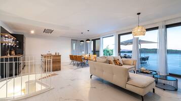 Villa (Three Bedroom Villa with Pool) | Oppholdsrom | En 25-tommers Flatskjerm-TV med Parabol-TV samt TV