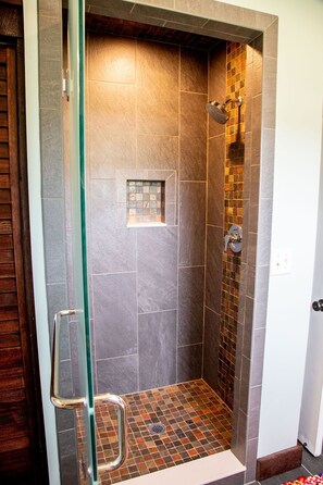 Bathtub, jetted bath, eco-friendly toiletries, hair dryer - The Maury River House: A Waterfront Luxury Country Experience (Rockbridge Baths)