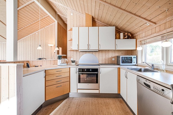 KylskÄp, ugn, diskmaskin och kaffe- och tebryggare