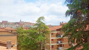 Ein Wohngebiet mit mehrstöckigen Gebäuden, einige mit Balkonen, und freiem Blick auf den Stadtgürtel im Hintergrund.