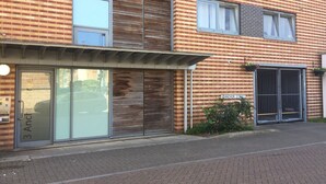Un edifici de maó de diversos pisos amb entrada a nivell del carrer, grans finestres i un rètol que indica 'Anchor Street'.