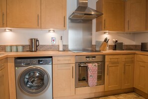 Fridge, microwave, oven, stovetop - Toothbrush Apartments - 2 Bed 2 Bath - Anchor Street (Ipswich)