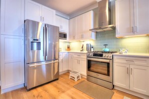 Fridge, microwave, stovetop, dishwasher