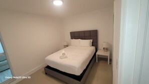 2 quartos, escrivaninha, ferros/tábuas de passar roupa