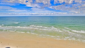 Una spiaggia con cielo sereno e onde calme.