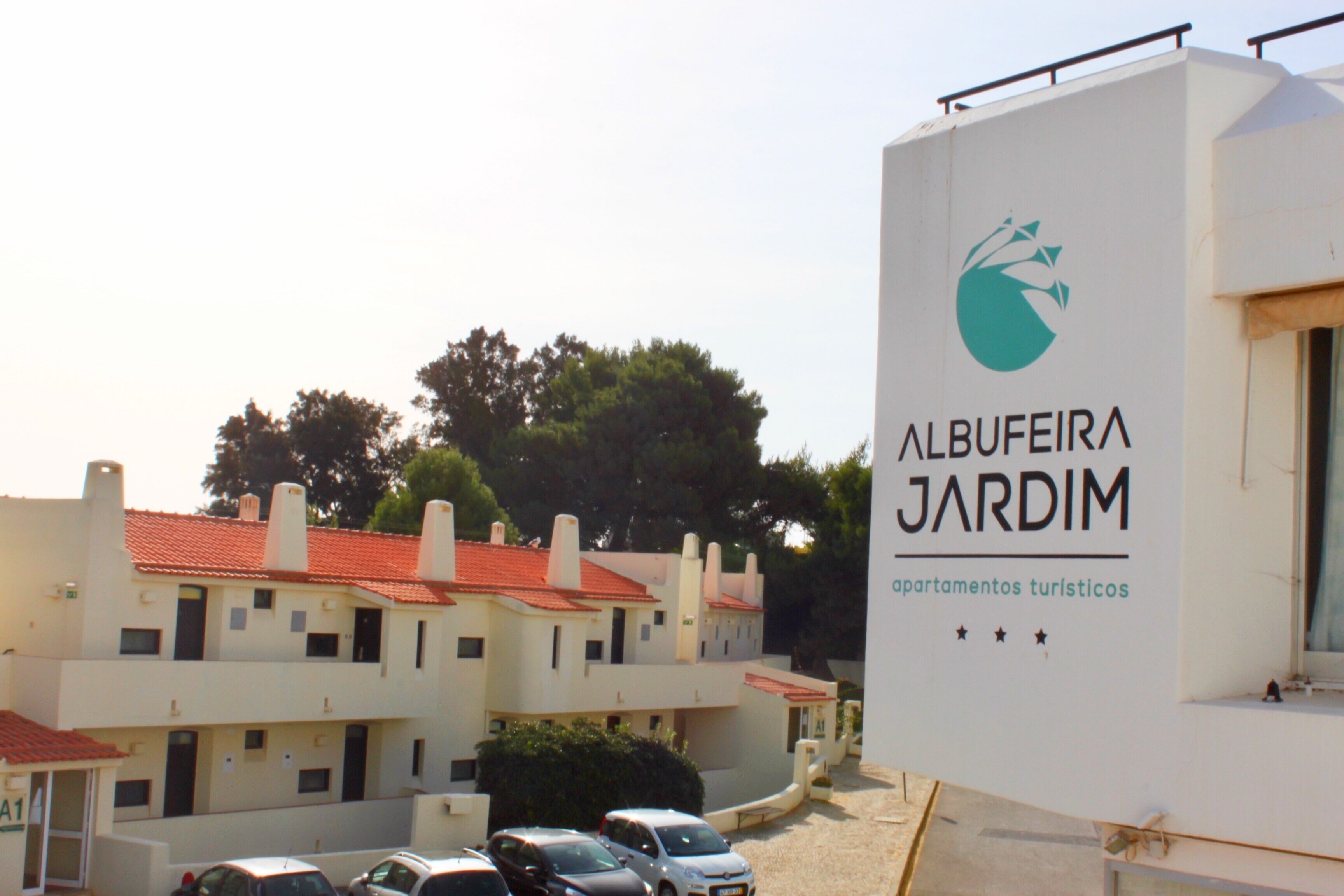 Un immeuble sur lequel on peut lire l’inscription : « Albufeira Jardim, appartements touristiques ».
