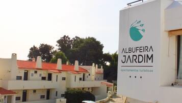 Un immeuble sur lequel on peut lire l’inscription : « Albufeira Jardim, appartements touristiques ».