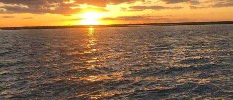 Una playa cerca, sillas reclinables de playa