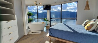 LUXURIOUS LEGAL LICENSED Penthouse Oasis @ Okanagan Lake
LICENSED 4084946 