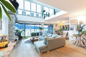 Smart TV, chimenea, Netflix y libros 